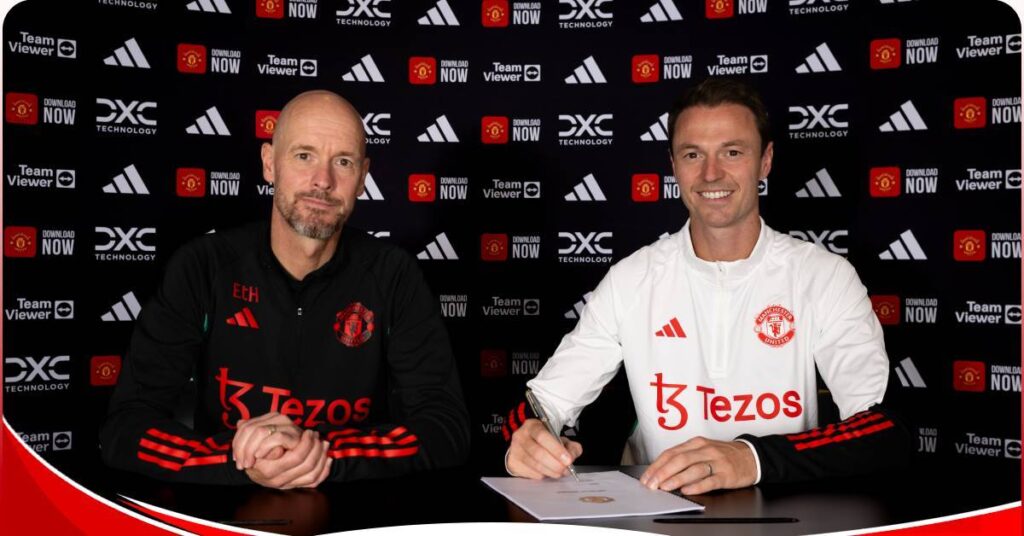 Jonny Evans (R) with Manchester United manager Erik ten Hag. Evans has signed a one-year-long deal with the club. [Photo/Courtesy].